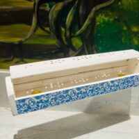 Boite Porte Encens en Bois Blanc Motifs, 30cm - Boutique ésotérique La Porte des Secrets