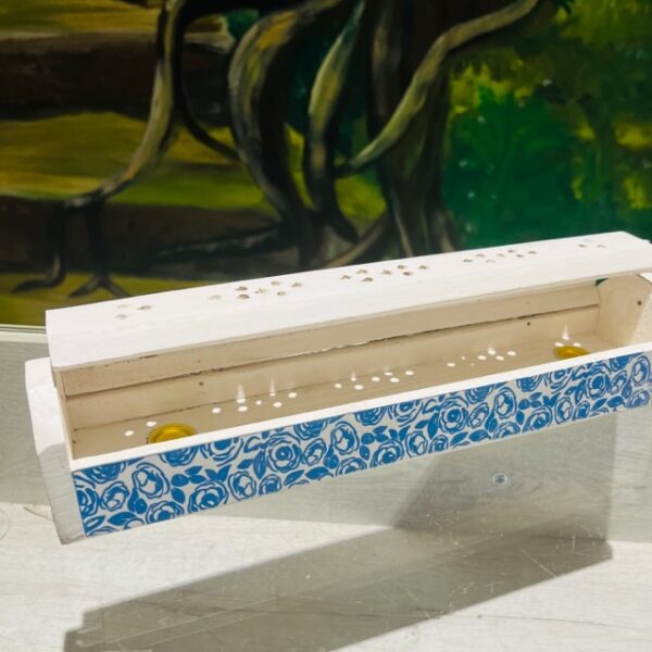 Boite Porte Encens en Bois Blanc Motifs, 30cm - Boutique ésotérique La Porte des Secrets