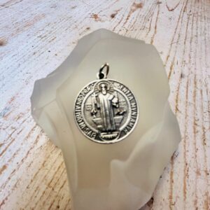 Médaille Saint Benoît en Métal Argenté - 2.5 cm - boutique ésotérique La Porte des Secrets