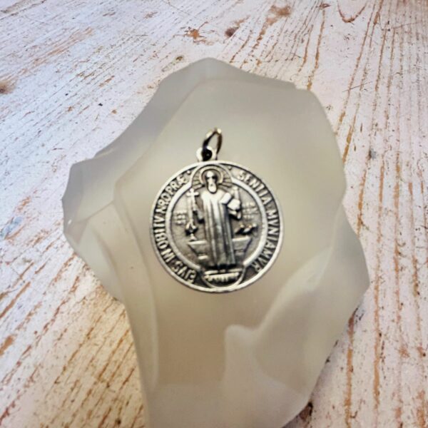 Médaille Saint Benoît en Métal Argenté - 2.5 cm - boutique ésotérique La Porte des Secrets