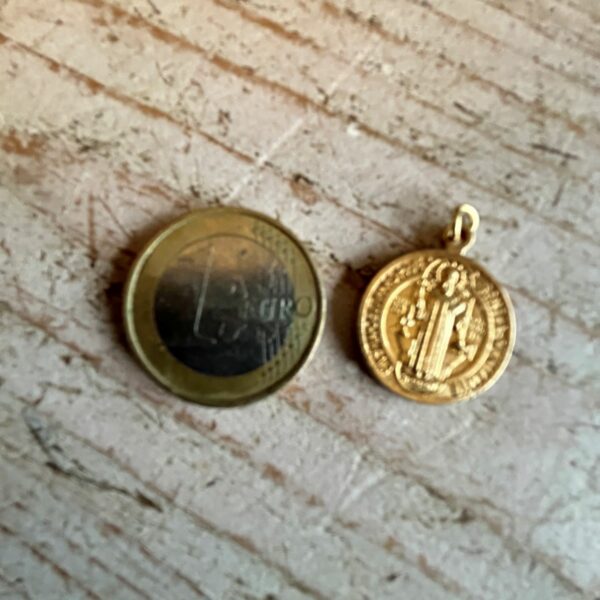 Médaille de Saint Benpoît en métal doré - Saint protecteur des magies noirs ou tout autres maléfice. Taille 1.7 cm - livrée sans chaîne - boutique ésotérique La Porte des Secrets