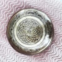 Bol Chantant Tibétain Déesse Saraswati gravé et mantras vue intérieure du bol. environ 25/26cm. Boutique ésotérique La Porte des Secrets