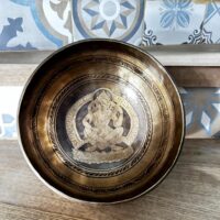 Bol Chantant Tibétain Déesse Saraswati gravé et mantras - environ 25/26cm. Boutique ésotérique La Porte des Secrets