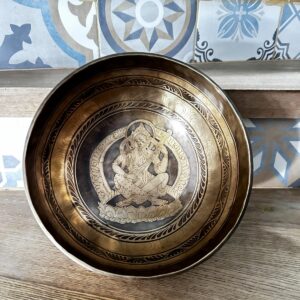 Bol Chantant Tibétain Déesse Saraswati gravé et mantras - environ 25/26cm. Boutique ésotérique La Porte des Secrets