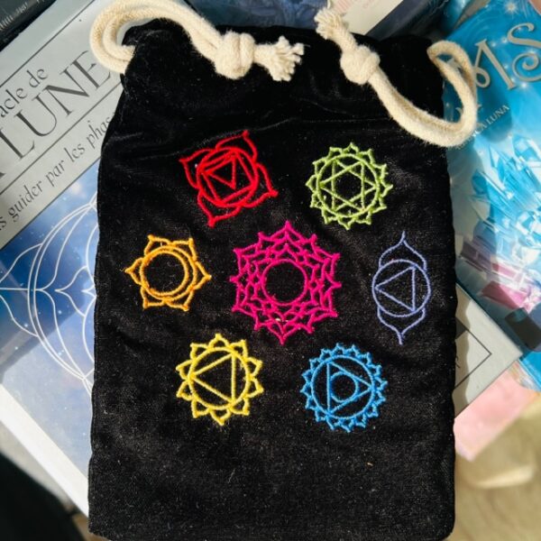 Pochette en velours noir brodée chakra, pour oracle ou tarots, ou autre objets - Boutique ésotérique La Porte des Secrets