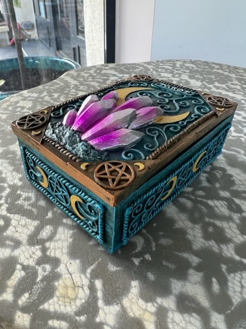 Boite pour minéraux ou coffret pour tarot - artisanat de Nemesis Snow - Boutique ésotérique La Porte des Secrets
