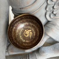 Bol chantant Tibétain fabriqué à la main - Gravé OM et mantras, 18cm et 1 kg environ - Boutique La Porte des Secrets