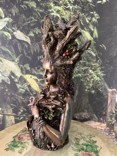 CAÏA stautue artisanal Nemesis Snow - vue de profil gauche - 26cm - Boutique La Porte des Secrets