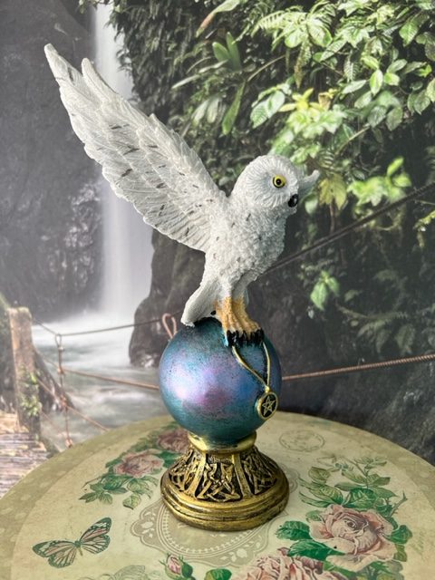 Statue Chouette posé sur un globe pentacle - 26cm - Boutique ésotérique La Porte des Secrets