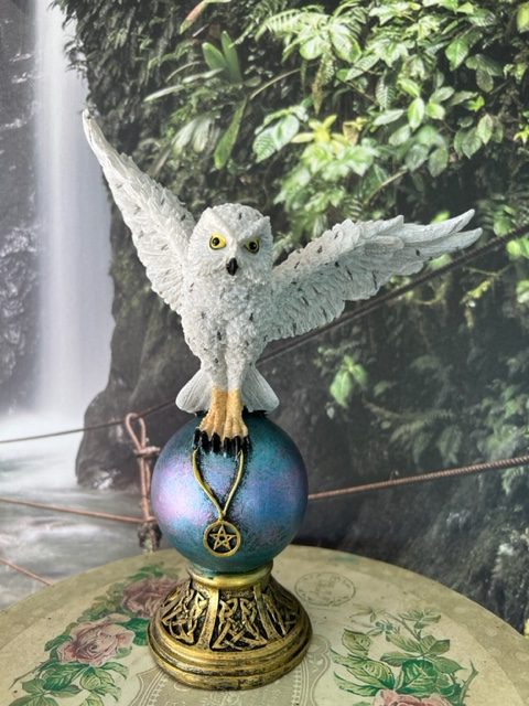 Statue Chouette sur globe bleu, ailes déployées - 26cm - Nemesis Snow - Boutique La Porte des Secrets