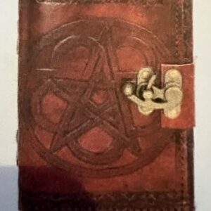 Grimoire vierge de cuir rouge vieilli cadenas avec gravure pentacle - format A5 - Boutique ésotérique La Porte des Secrets
