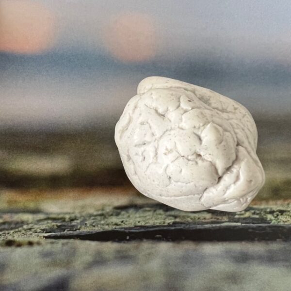 Magnésite grande pierre roulée du Brésil - environ 4.5cm - Boutique de Pierres et minéraux La Porte des Secrets