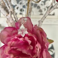 Pendule Merkaba en cristal de roche et chaine métal argenté . Pierre 3 x 3 cm, chainette 18 cm boutique La Porte des Secrets