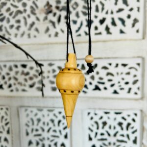 Pendule de Buis naturel, goutte gravée et cordon coton. Boutique ésotérique La Porte des Secrets
