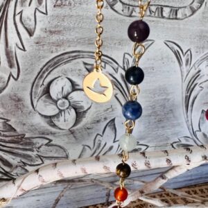 Pendule Omsaé en orgonite 7 chakras, chaine doré acier inoxidable avec charm colombe - Boutique ésotérique La Porte des Secrets