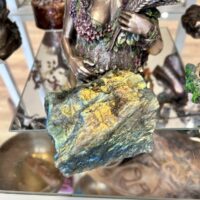 Labradorite 10 x 9 cm de Madagascar côté brut Boutique La Porte des Secrets