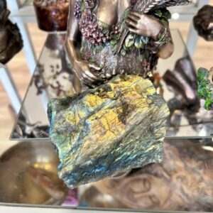 Labradorite 10 x 9 cm de Madagascar côté brut Boutique La Porte des Secrets