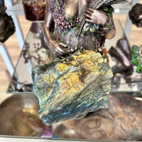 Labradorite 10 x 9 cm de Madagascar côté brut Boutique La Porte des Secrets