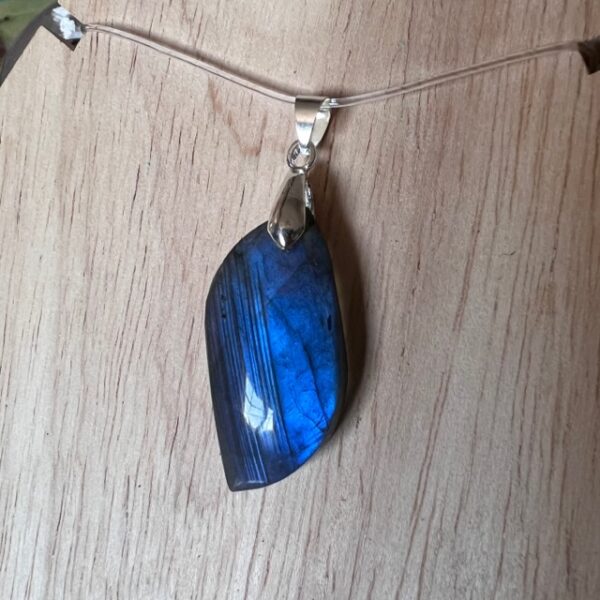 Labradorite extra de Madagascar - Pendentif forme feuille 3.5cm - Boutique La Porte des Secrets