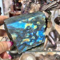 Labradorite brute 100% reflets polie 1 face de Madagascar 10 x 9 x 5.5 cm boutique La Porte des Secrets