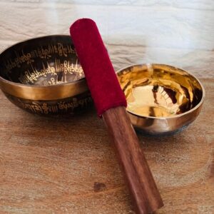 Bâton en bois pour bol chantant tibétain, chamoisine bordeau 20 cm - Boutique La Porte des Secrets