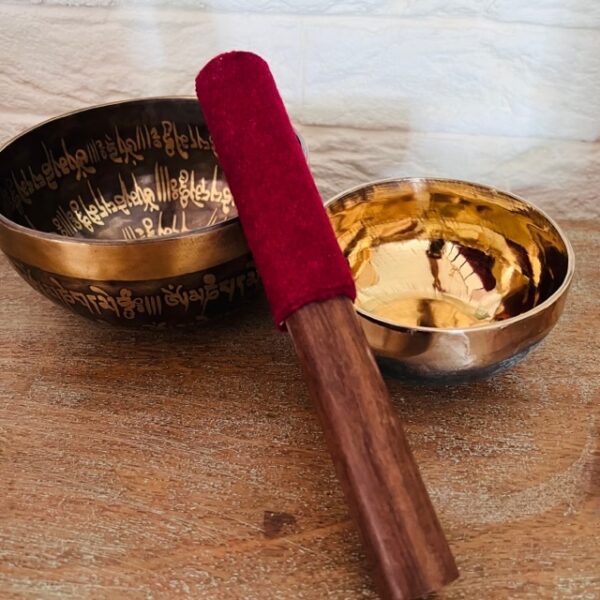 Bâton en bois pour bol chantant tibétain, chamoisine bordeau 20 cm - Boutique La Porte des Secrets