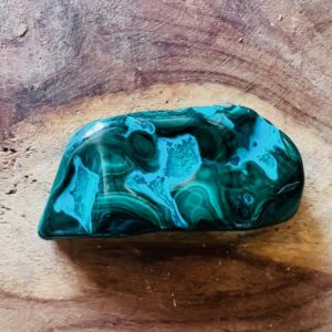 Malachite forme libre du Congo 9.6cm x 4cm - 134gr - Pierre de collection - Boutique de pierres et minéraux La Porte des Secrets