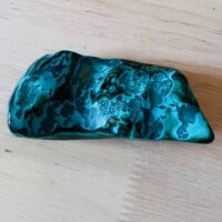 Malachite forme libre du Congo 9.6cm x 4cm - 134gr - Vue envers - Pierre de collection - Boutique de pierres et minéraux La Porte des Secrets