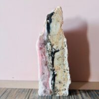 Opale rose des Andes extra - Forme libre hauteur 17.5cm polie 1 face - Boutique La Porte des Secrets