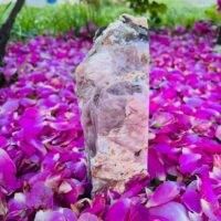 Opale rose des Andes mi-polie, ùi-brute - vue côté brut - Boutique La Porte des Secrets