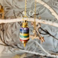 Pendule 7 Chakras disques de pierres naturelles 4.5cm, 14 gr - Boutique ésotérique La Porte des Secrets