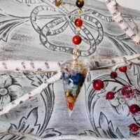 Pendule Omsaé en orgonite 7 chakras, chaine doré acier inoxidable avec charm colombe - Boutique ésotérique La Porte des Secrets