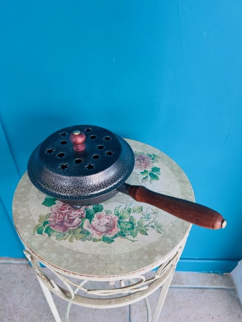 Grand brûle encens métal martelé et manche en bois 15 x 26 cm - Boutique ésotérique La Porte des Secrets