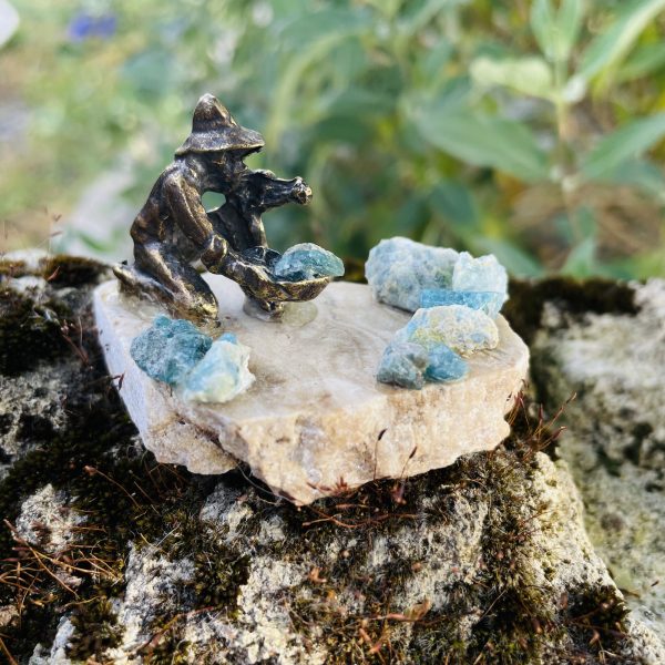 Mineur en laiton travaillant du Larimar provenance de Russie - Boutique La Porte des Secrets