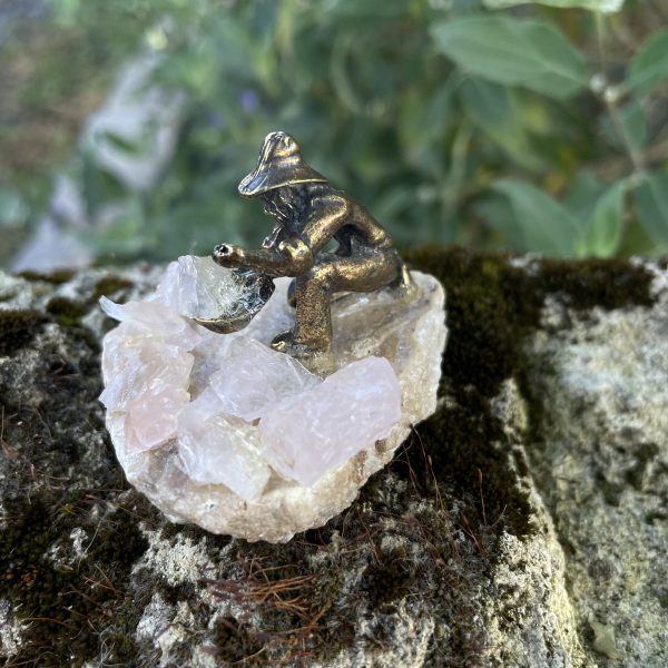 Mineur en laiton massif travaillant du Quartz rose - Boutique de pierres et minéraux La Porte des Secrets
