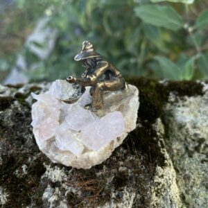 Mineur en laiton massif travaillant du Quartz rose - Boutique de pierres et minéraux La Porte des Secrets