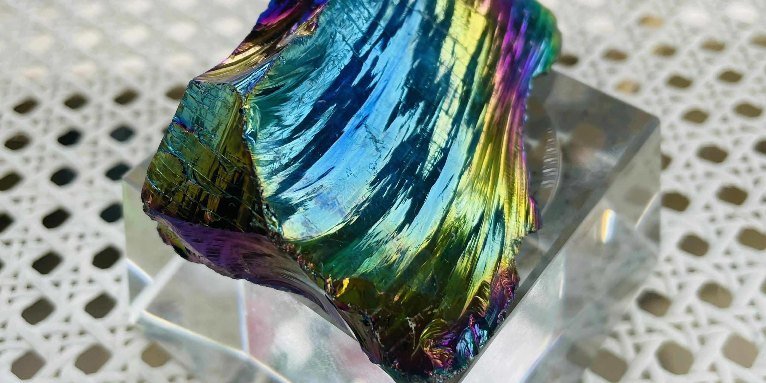 Obsidienne noire aura Titane arc en ciel - Boutique de Pierres La Porte des Secrets