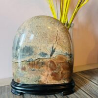 Jaspe Paysagé forme arrondie Burger 1.417kg, hauteur 15cm sur socle en bois - Boutique de minéraux La Porte des Secrets