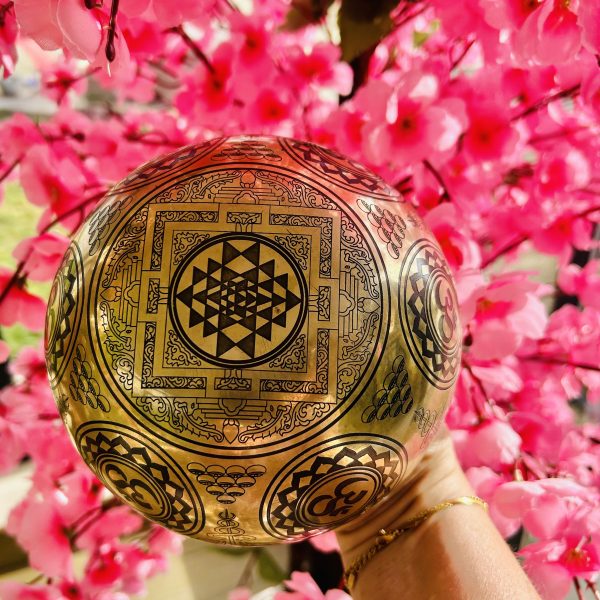 Bol chantant Tibétain Médecine 15.5 cm, gavé Fleur de Vie, chakra - Vue du dessous - Boutique ésotérique La Porte des Secrets