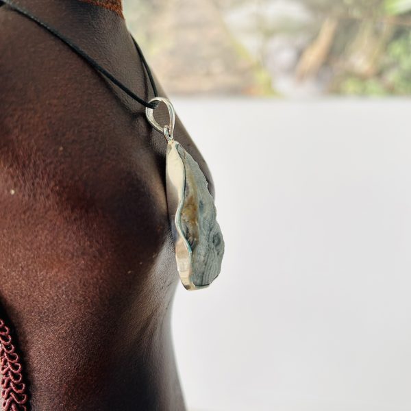 Pendentif avec Carte du Désert Druzy en argent - pendentif Tranche 3 à 3,5 cm - Vue sur tranche - Boutique de pierres et minéraux La Porte des Secrets