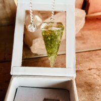 Pendule Péridot Orgonite forme conique à facettes - livré avec sa jolie boite - Boutique ésotérique La Porte des Secrets