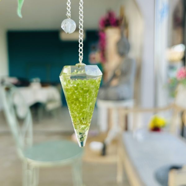 Pendule Péridot Orgonite forme conique à facettes - Boutique ésotérique La Porte des Secrets