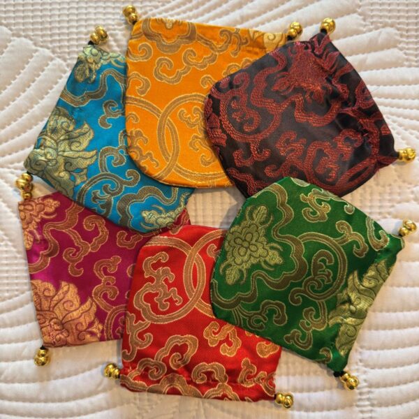 Pochette en tissus Brocard pour pendule ou autres 10.5 x 10.5 cm. 6 Couleurs disponibles . Boutique ésotérique La Porte des Secrets