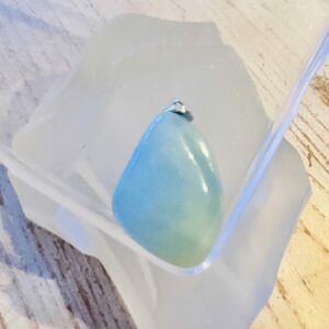 Aigue Marine forme libre Namibie en pendentif belle couleur bleue - Boutique de pierres La Porte des Secrets