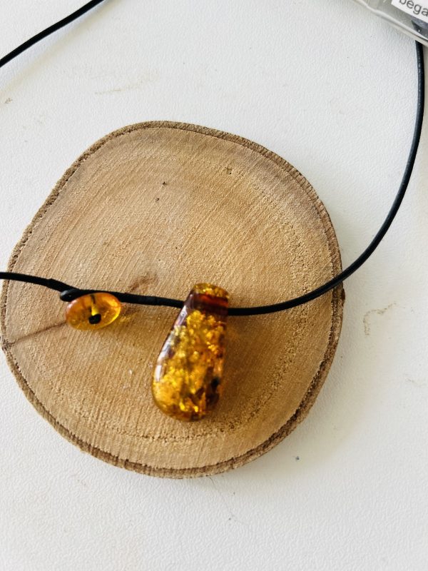 Collier cuir et ambre Baltique 3.5 cm - Boutique La Porte des Secrets