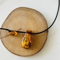 Collier cuir et ambre Baltique 3.5 cm - Boutique La Porte des Secrets