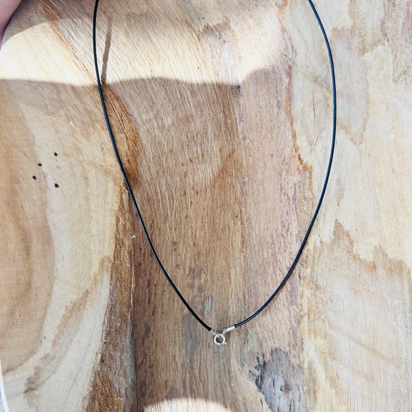 Cordon ras de cou ciré noir avec attache bélière 42 cm - Boutique La Porte des Secrets