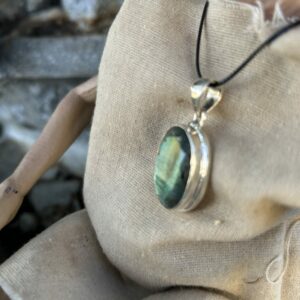 Pendentif labradorite extra Madagascar sur argent massif 925/100 - cabochon ovale - Boutique Pierres & minéraux La Porte des Secrets