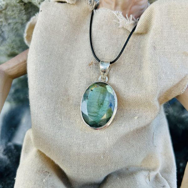 Labradorite extra 100% reflets cabochon pendentif Madagascar 3.2 cm - Boutique de pierres & minéraux La Porte des Secrets