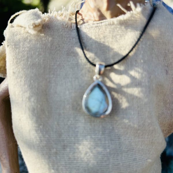 Labradorite extra pendentif larme photo envers du pendentif) sur argent massif 925, livré avec son cordon fermoir - Boutique de lithothérapie La Porte des Secrets